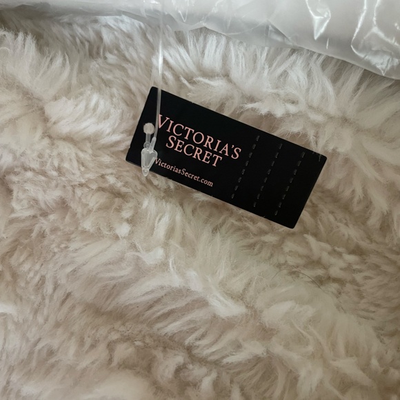 VICTORIA'S SECRET OFF WHITE BAG W/ PURPLE FLORAL SCARF NEW WITH TAGS "FLAW" - Picture 6 of 16